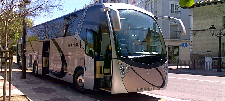Autocar de Francisco Heras estacionado en una calle de Collado Villalba