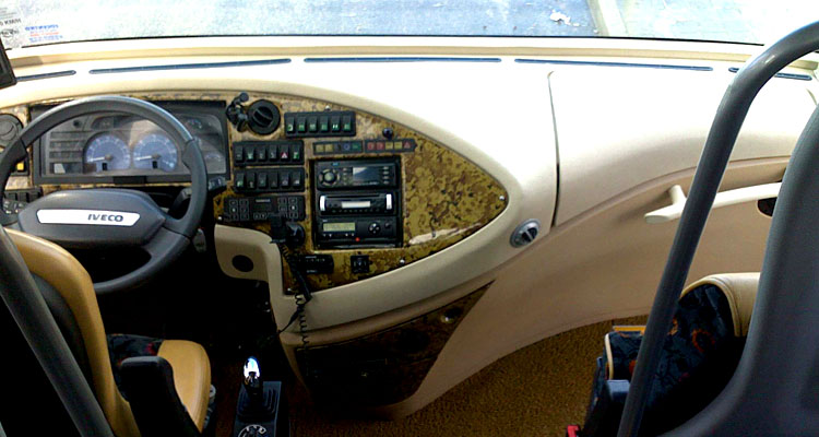 Puesto de conducción de uno de los autocares