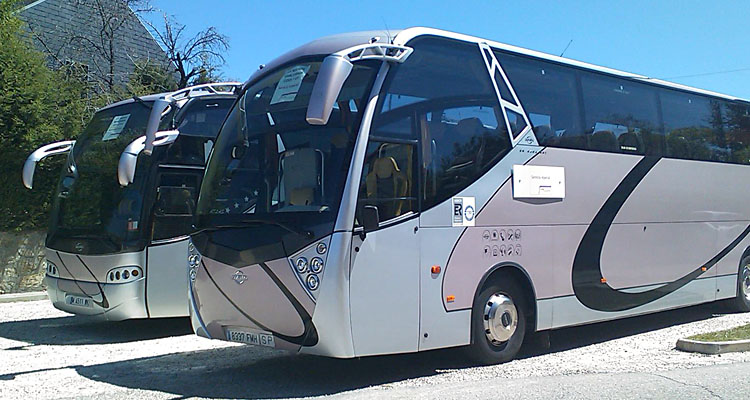 Dos autocares de Francisco Heras aparcados al sol